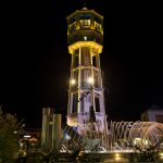 Siófok, Magyarország - 2014. szeptember 8.: Régi fa víztorony és szökőkút Siófok terén éjszakai megvilágítással