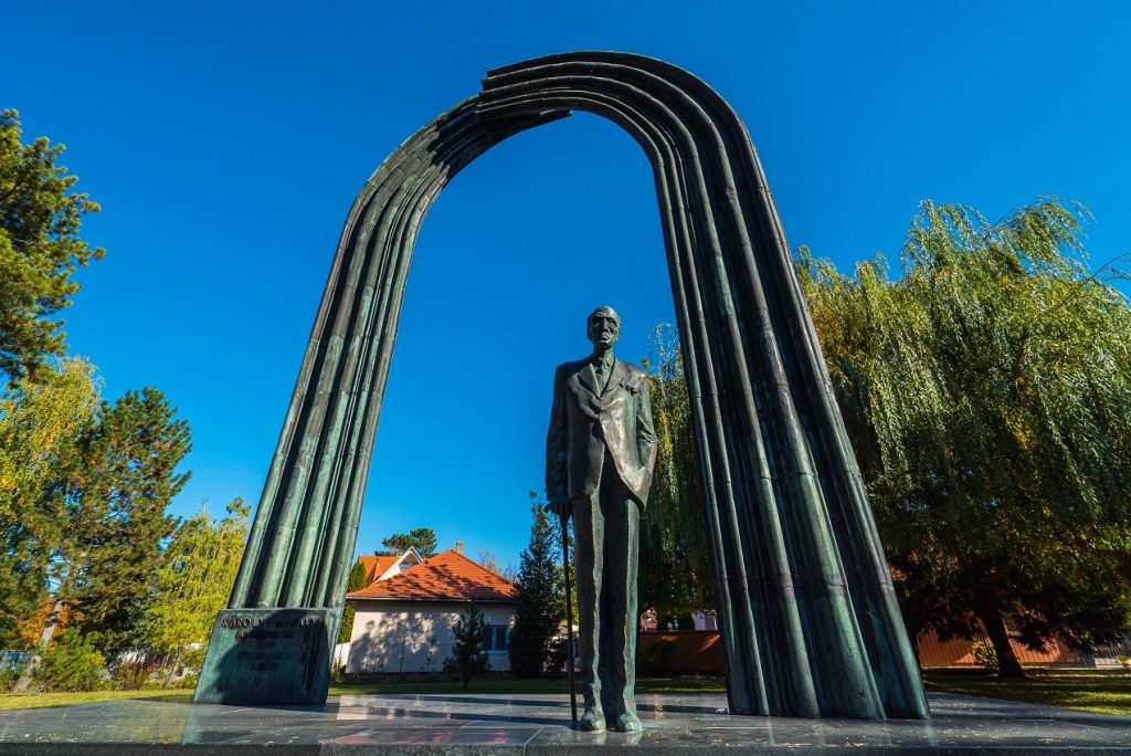Varga Imre szobrai: Károlyi Mihály