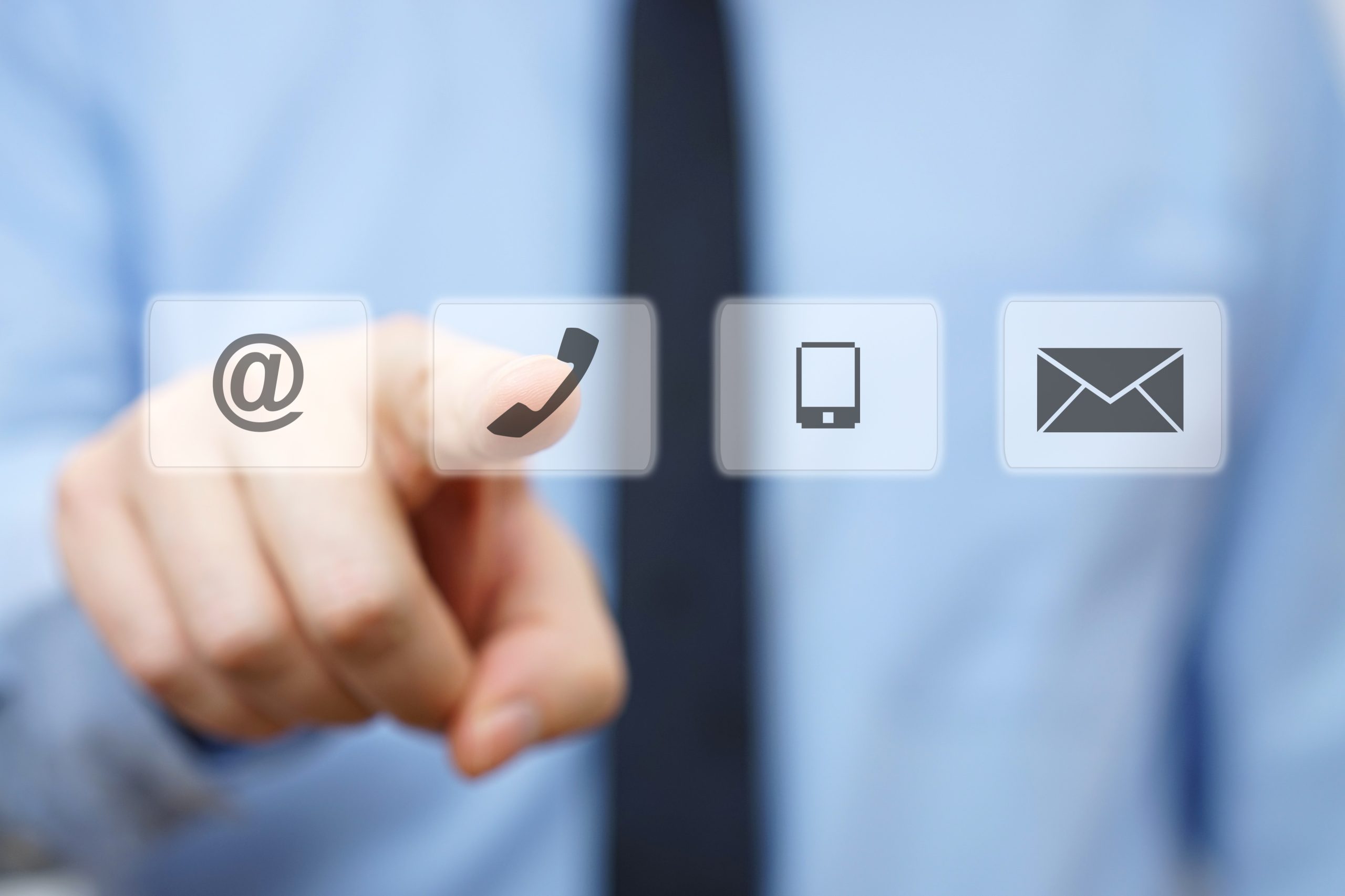 üzletember megnyomja a telefon gombot, cégazonosító ikonok