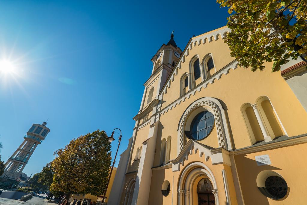 Sarlós Boldogasszony Plébániatemplom: Az épület kívülről
